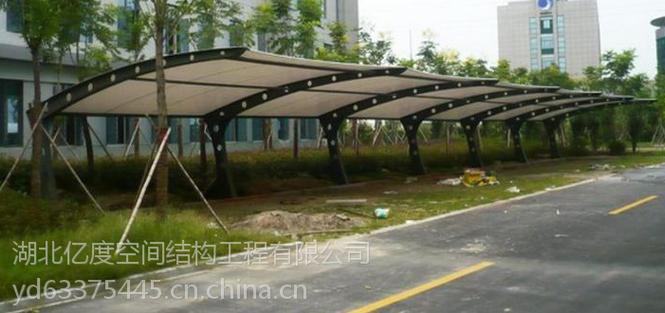 荆门亿度空间景观膜结构车棚 骨架式PVC遮阳膜结构，打造城市停车新风景